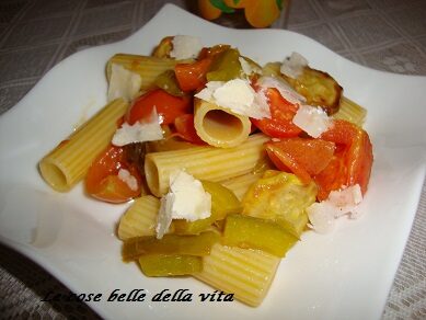 Rigatoni con zucchina,peperoni e pomodoro