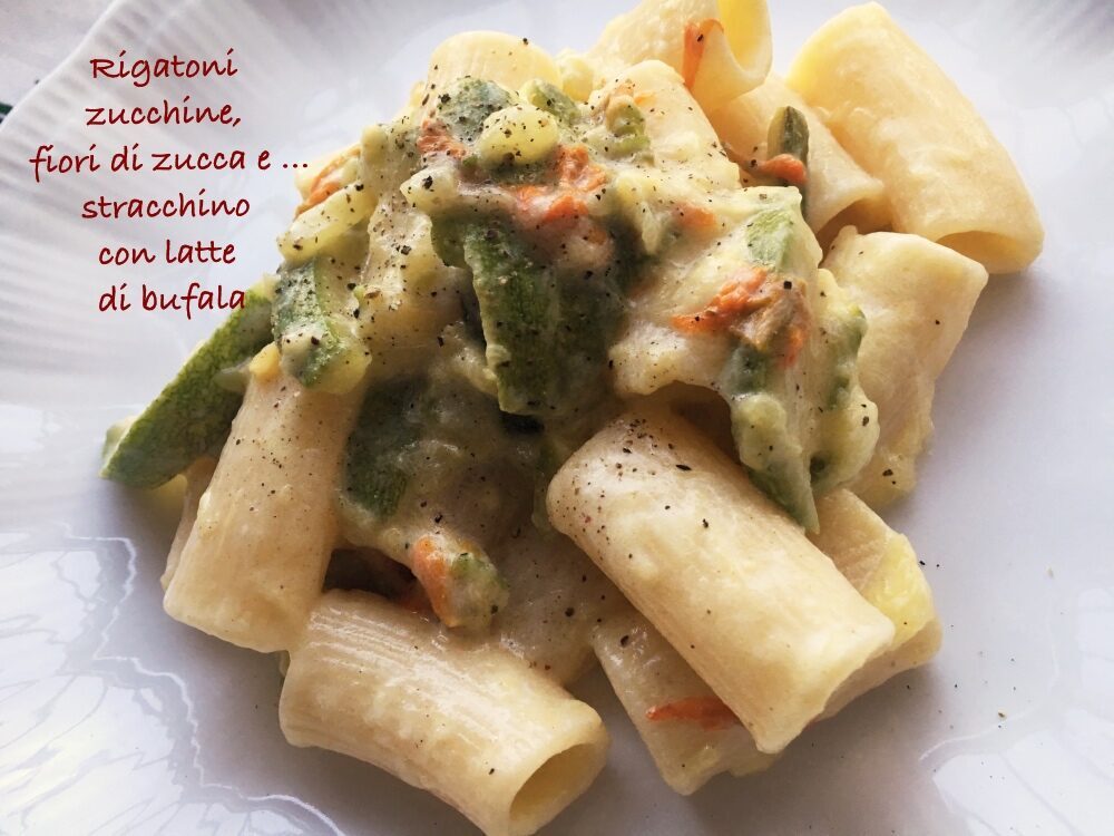 Rigatoni con zucchine, fiori e stracchino con latte di bufala