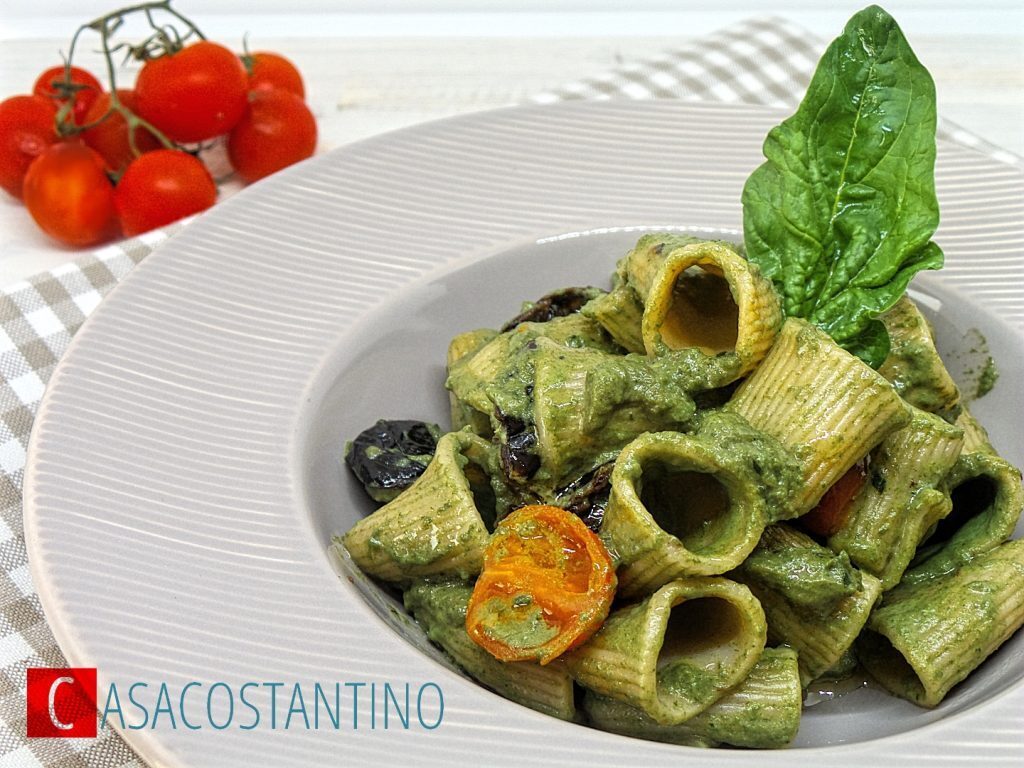 Rigatoni crema di spinaci e ricotta, olive e pomodorini