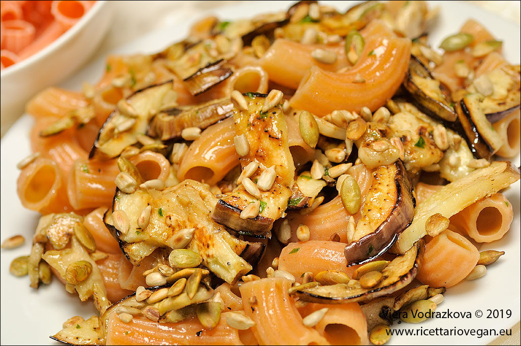 Rigatoni di lenticchie con melanzane e semi oleosi