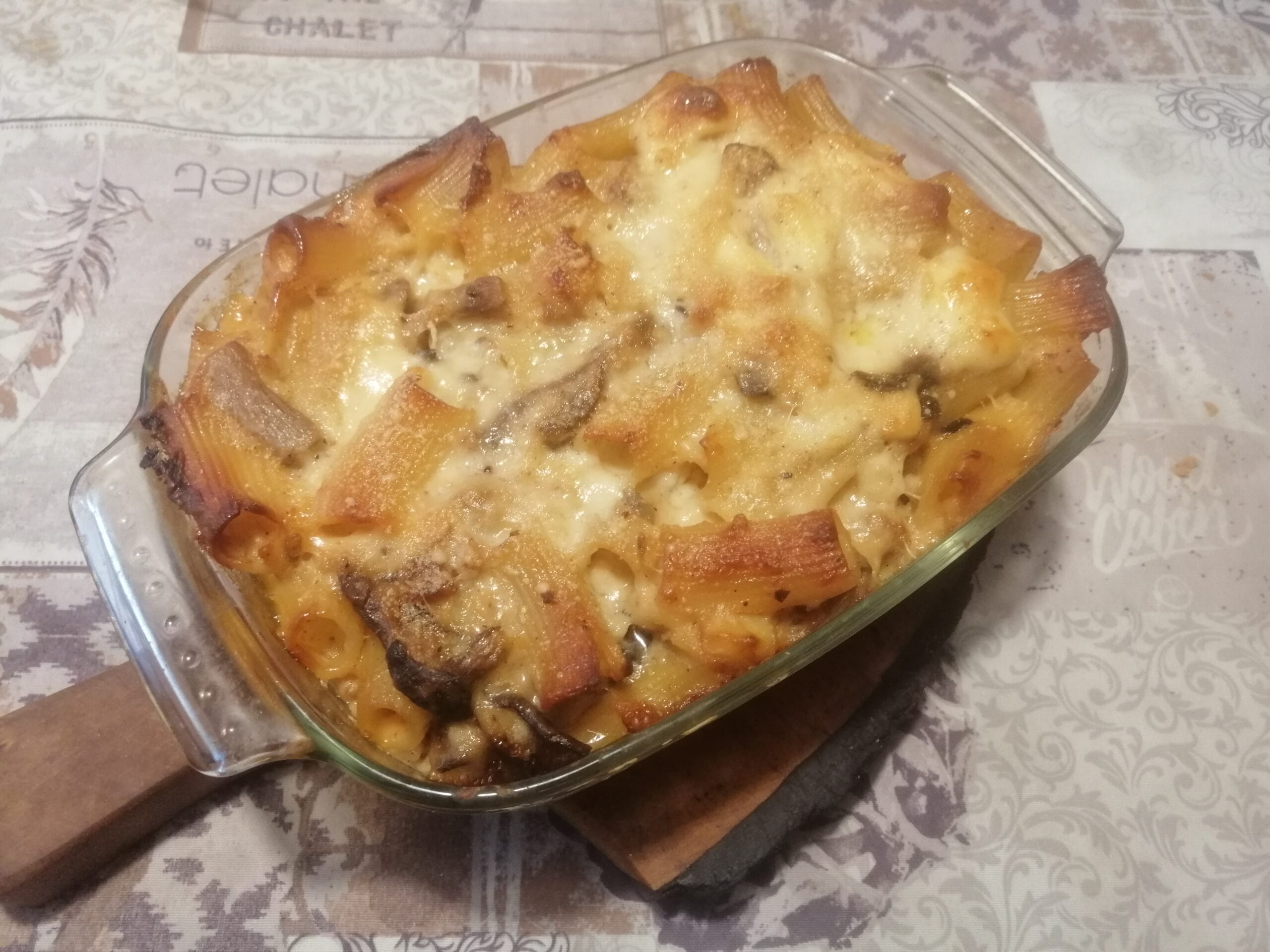 Rigatoni gratinati funghi e salsiccia
