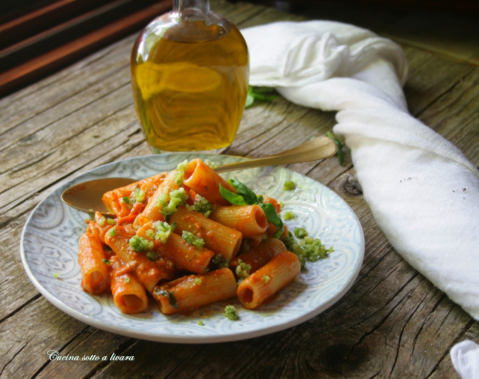 RIGATONI POMODORO , GORGONZOLA E PESTO