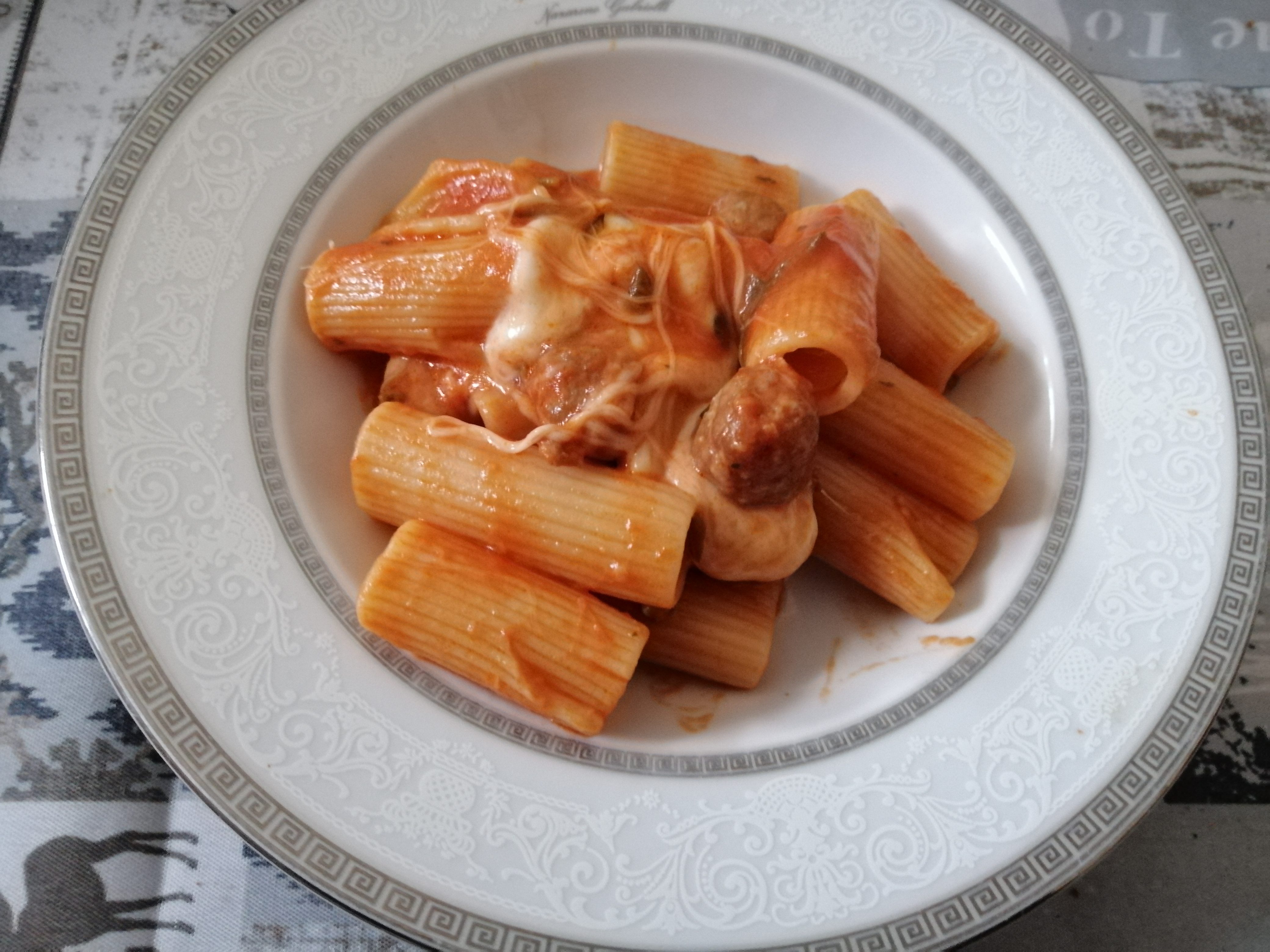 Rigatoni salsiccia e mozzarella