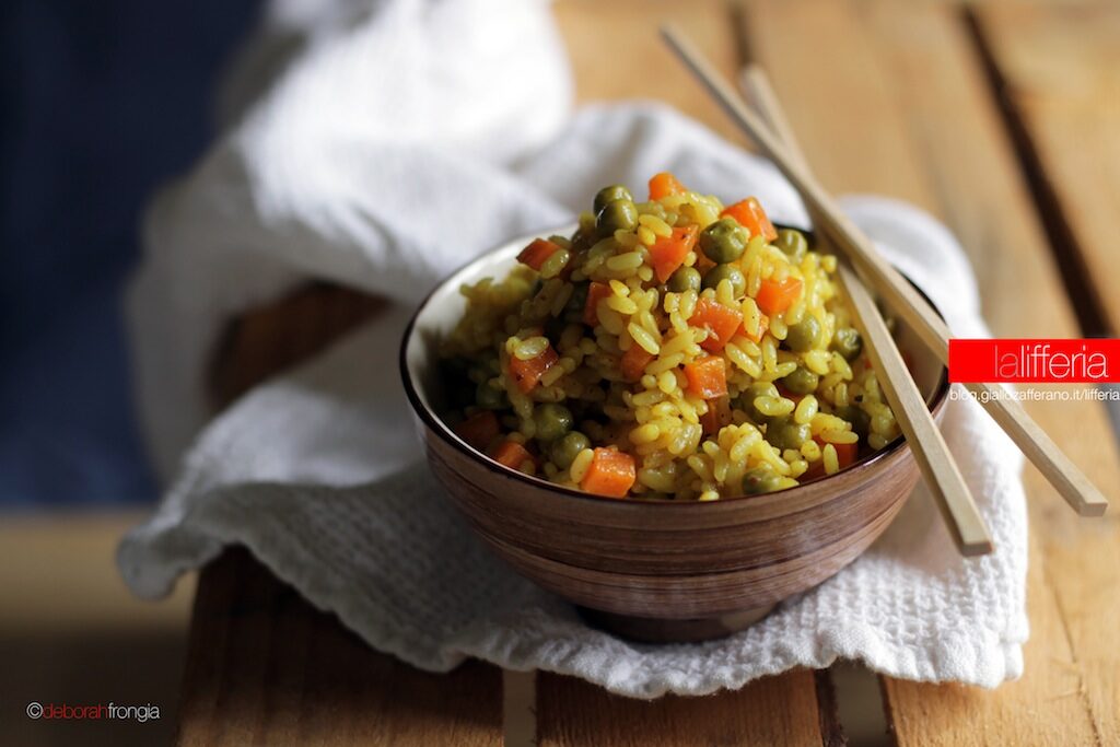 Riso al curry con piselli e carote.