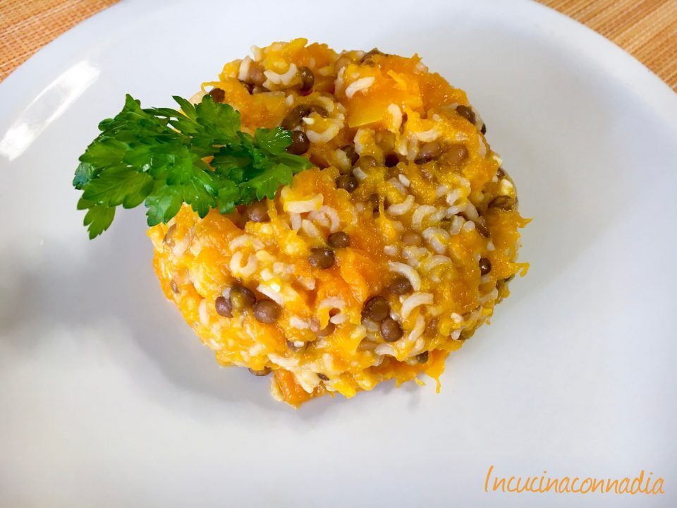 Riso basmati integrale con lenticchie, zucca e feta, un piatto leggero e bilanciato