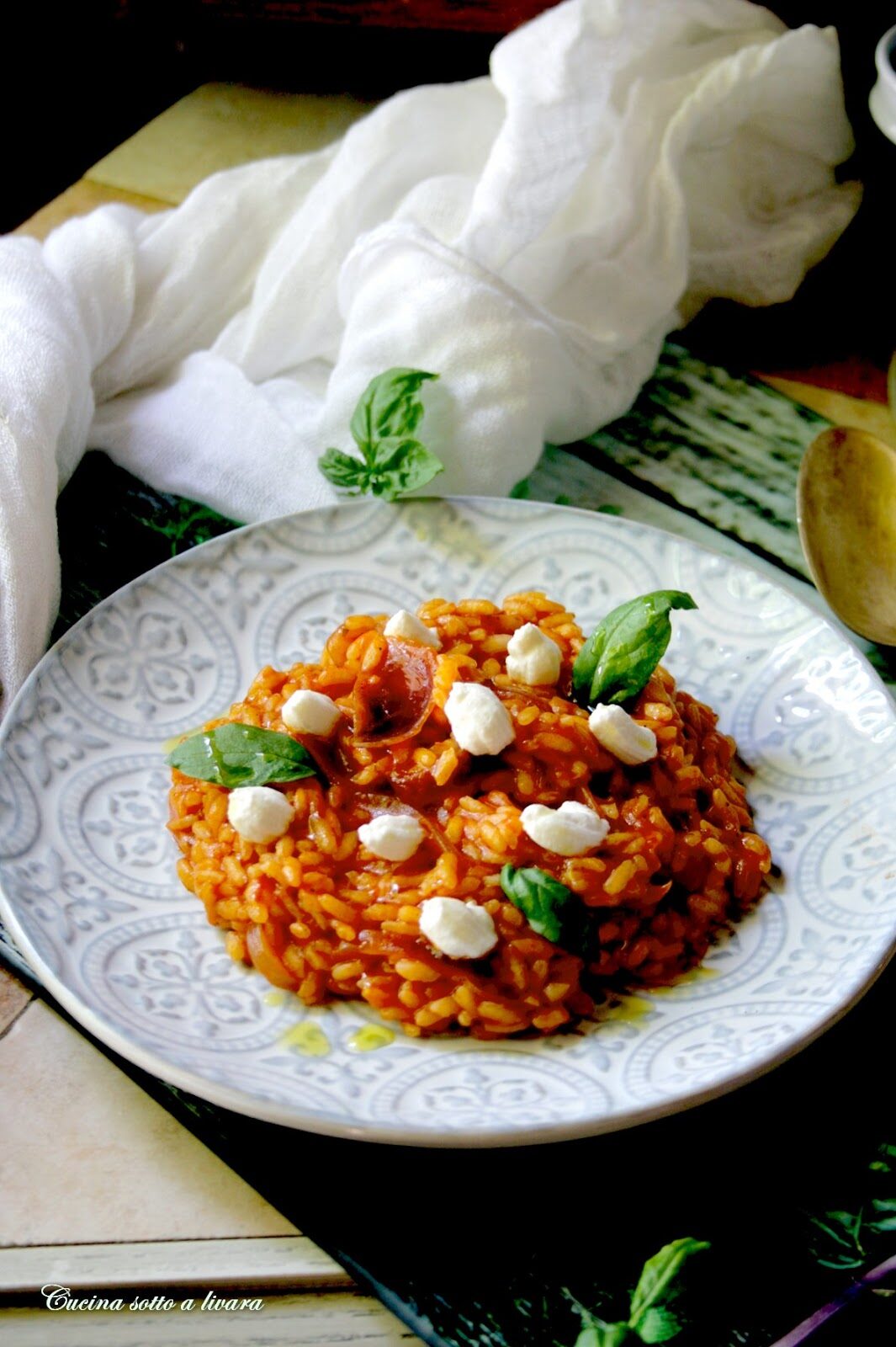 Riso con burrata pomodori ciliegini  e cipolla di tropea