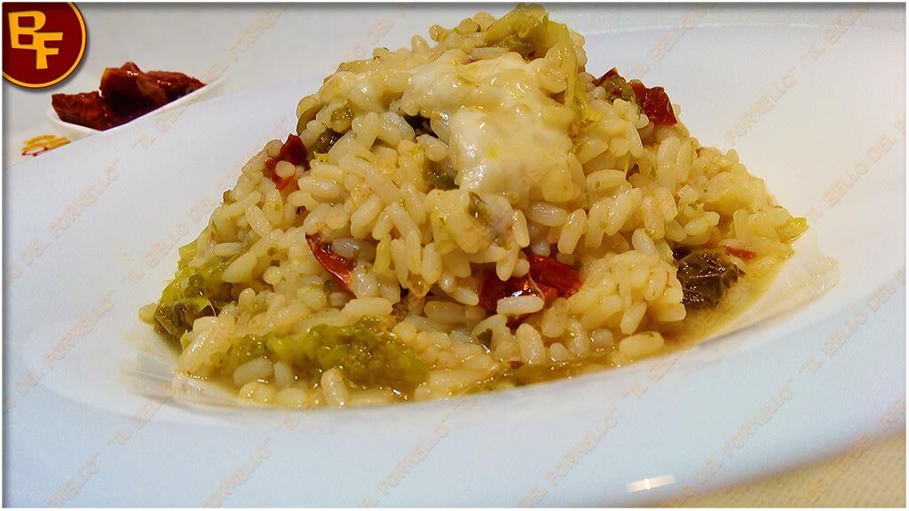 Riso con cavolo verza pomodori secchi e asiago