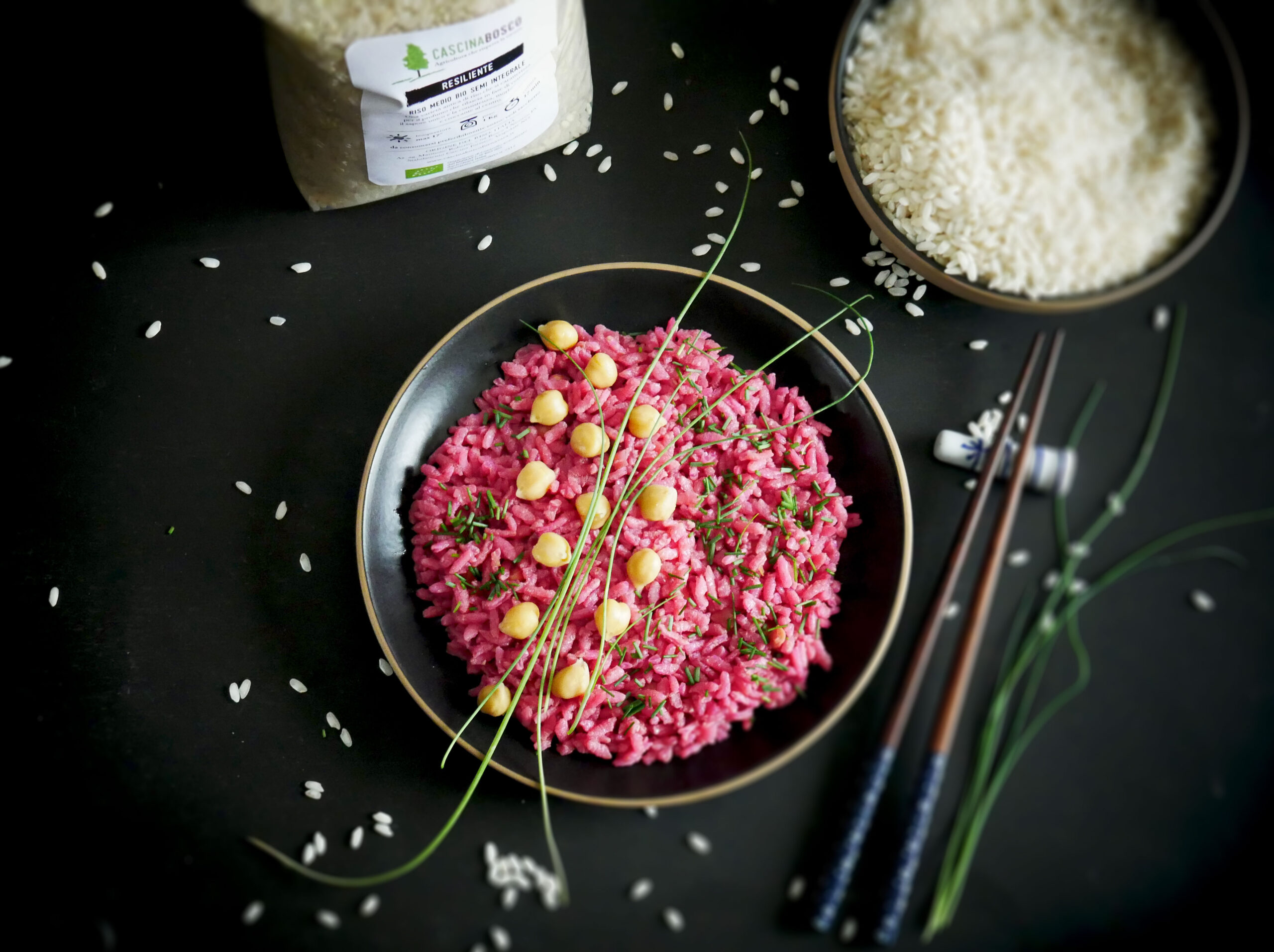 Riso con crema di rape rosse, ceci ed erba cipollina