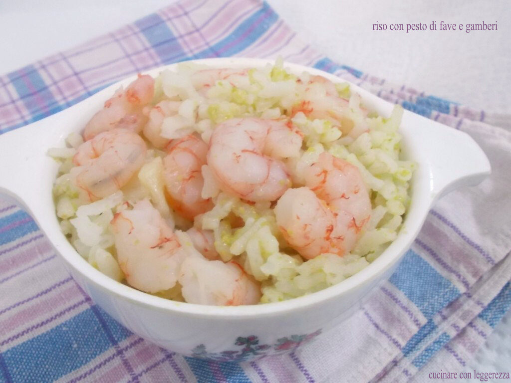 Riso con pesto di fave e gamberi