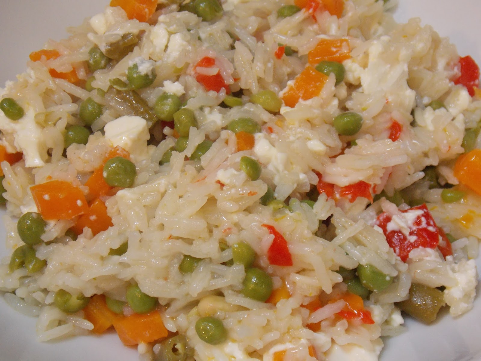 Riso con piselli, carote e feta