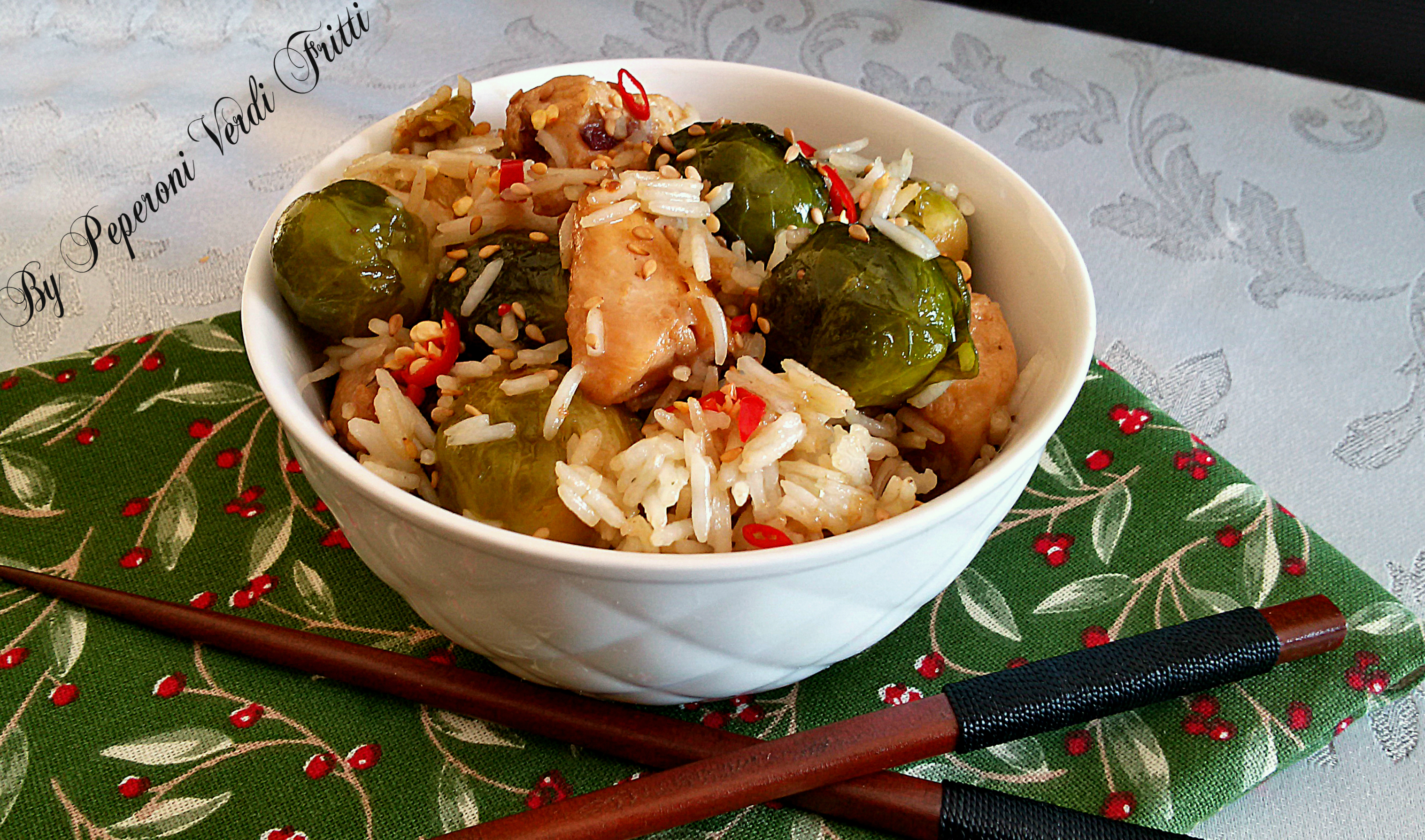 Riso con pollo cavoletti di bruxelles e sesamo