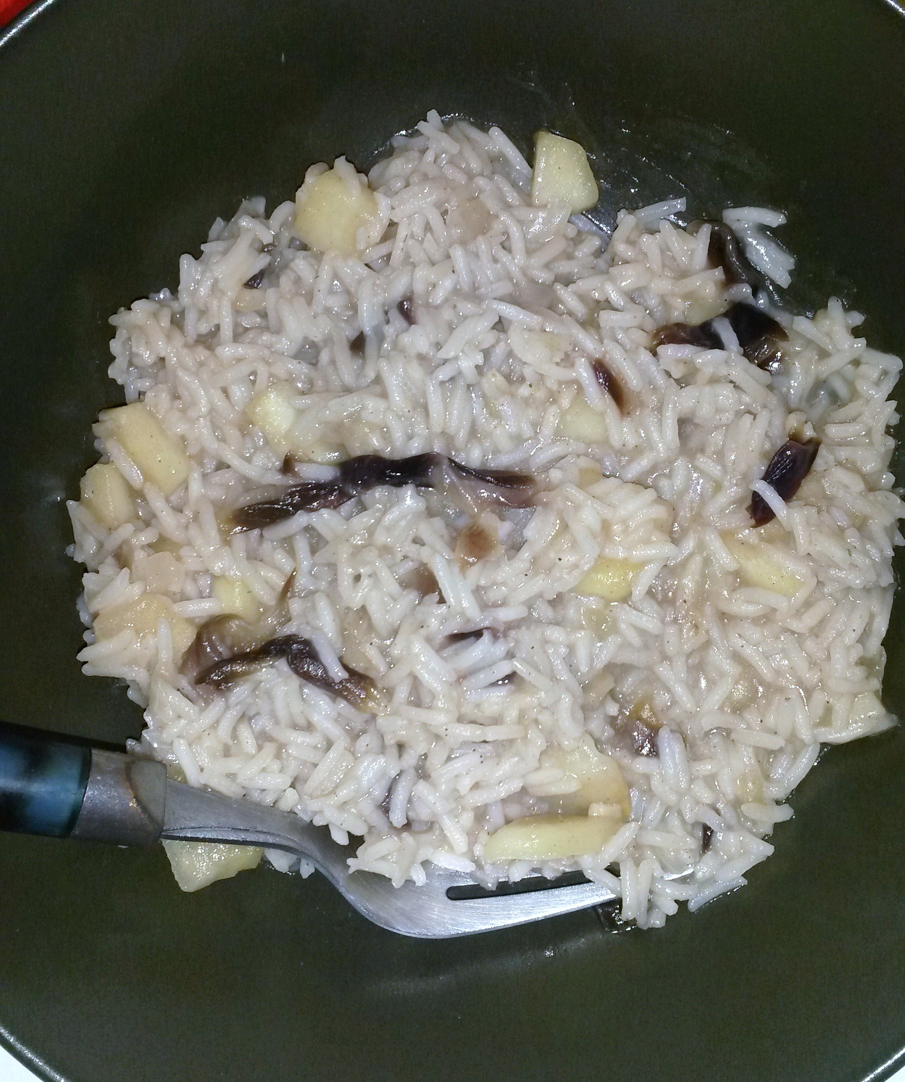 Riso con radicchio e mele caramellate alla cannella
