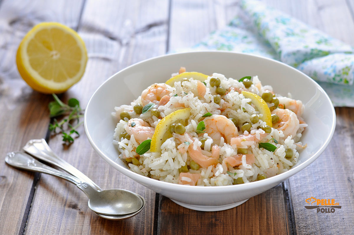 Riso con salmone, gamberi e piselli