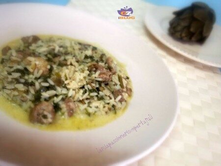 Riso con salsiccia e spinaci carciofi