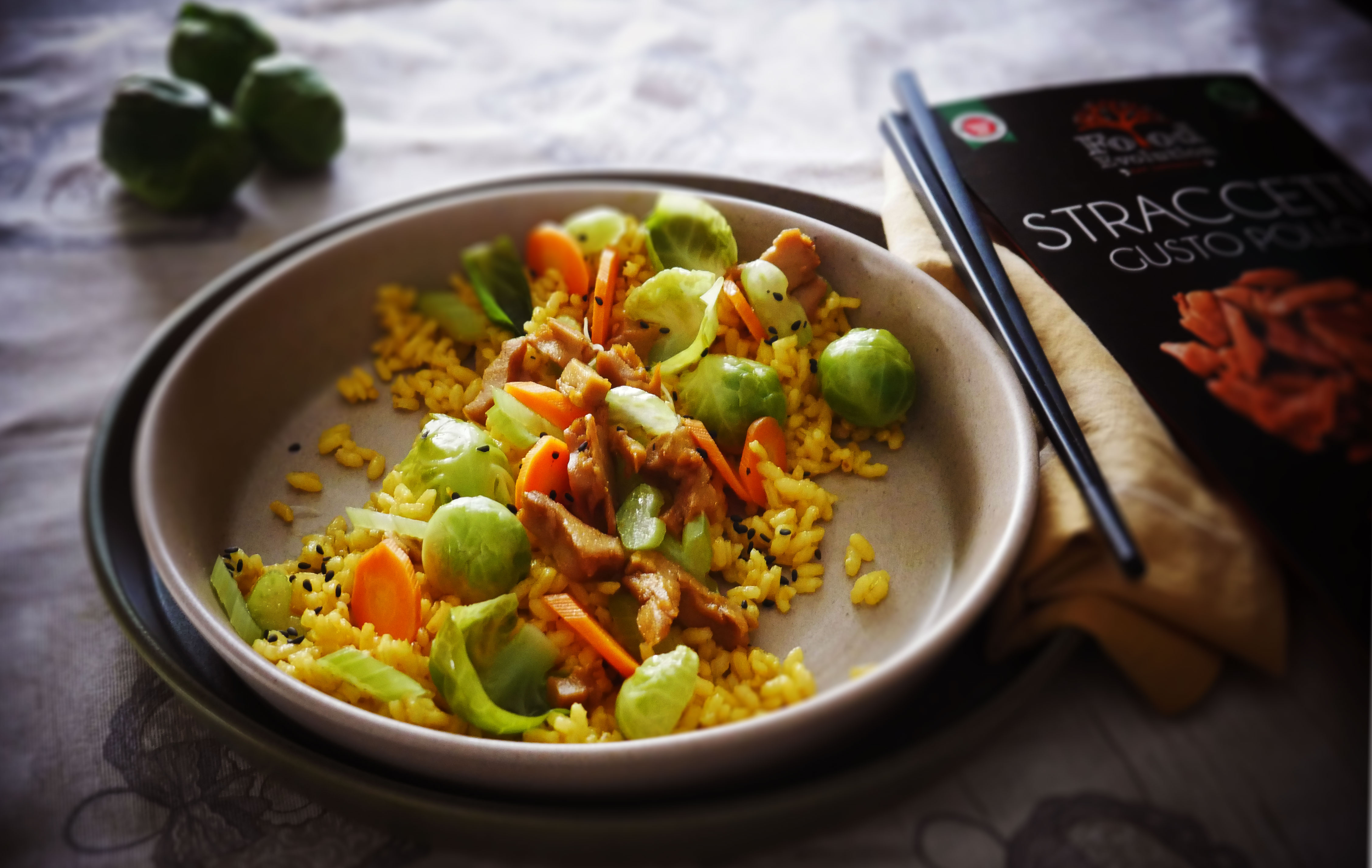 Riso curcuma e cocco con straccetti e verdurine al curry