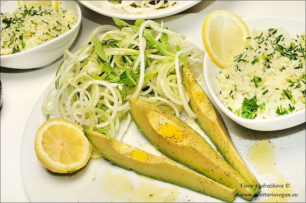 Riso di cavolfiore con spaghetti di daikon e cetriolo