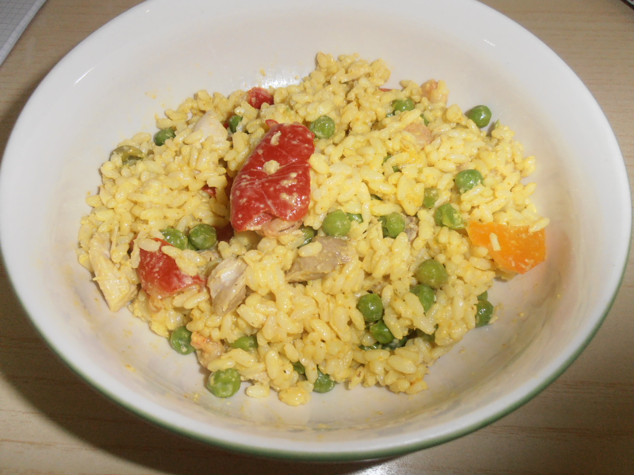 Riso freddo al curry con peperoni,piselli,pollo,maionese e gamberetti