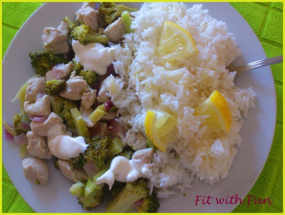 Riso freddo al limone con pollo e broccoli