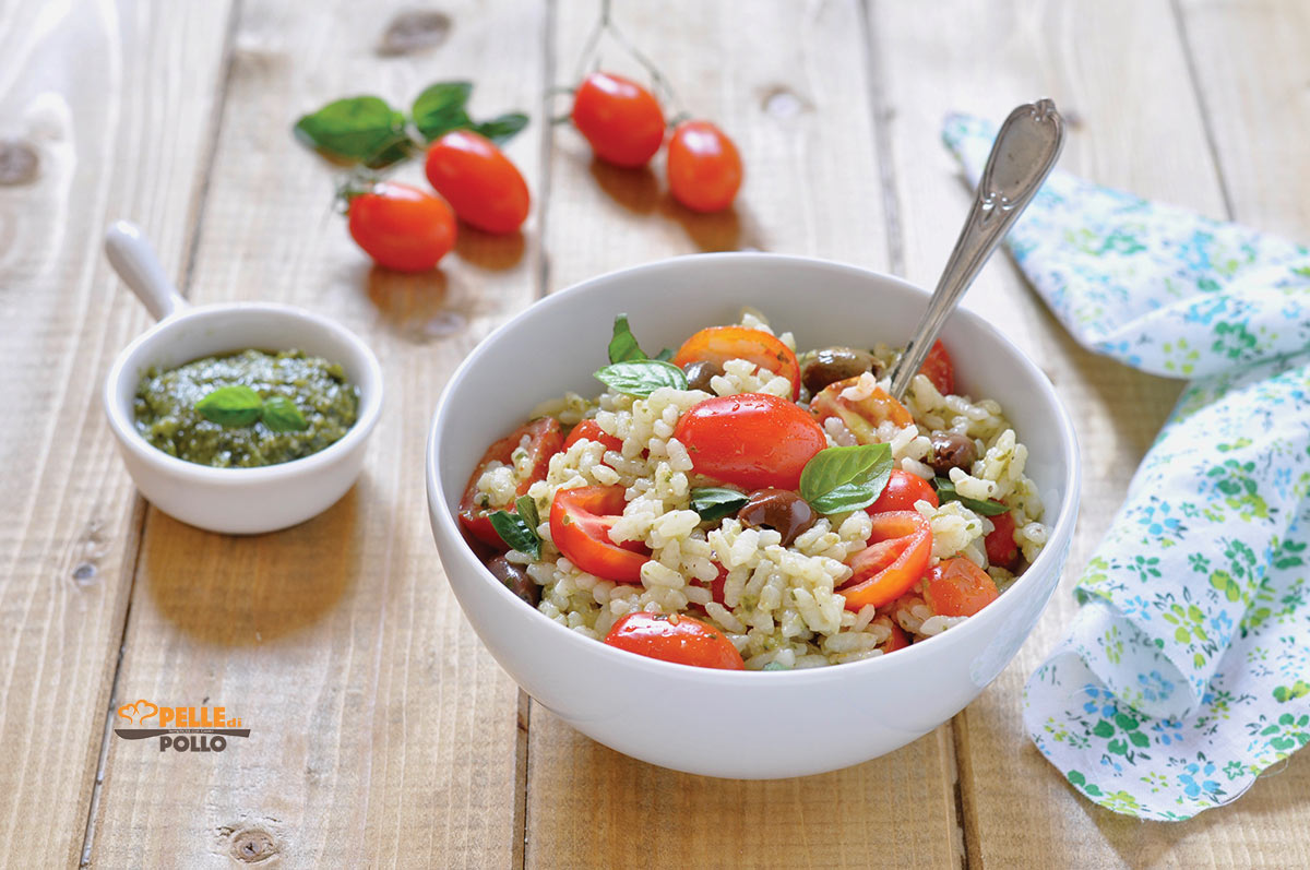 Riso freddo al pesto con pomodorini e olive