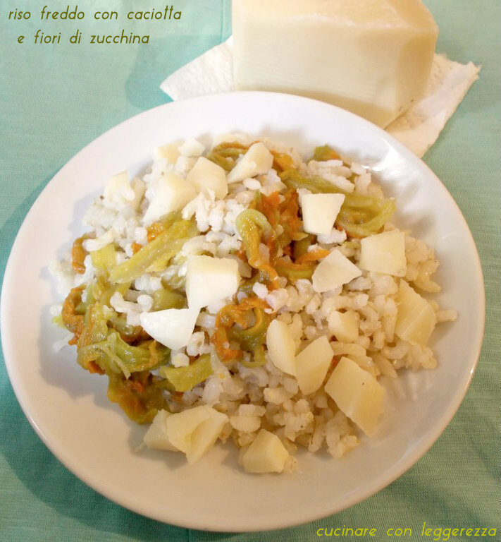 Riso freddo con caciotta e fiori di zucchina
