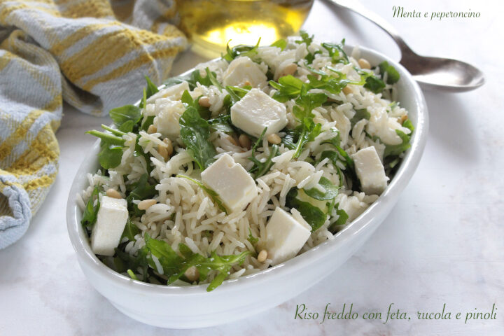 Riso freddo con feta, rucola e pinoli