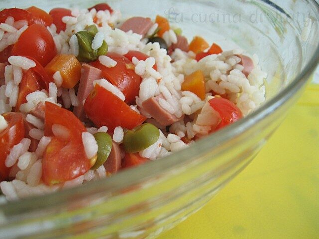 Riso freddo con pomodori, mozzarella e olive