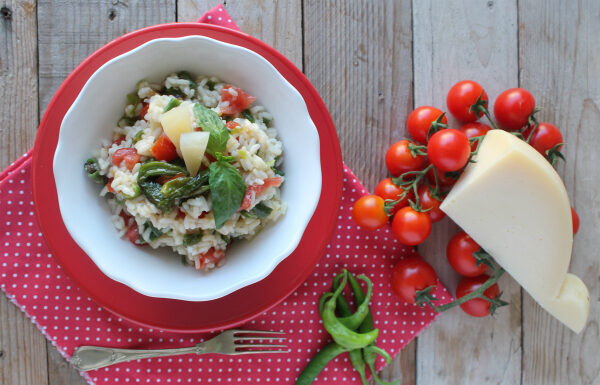 Riso freddo peperoncini verdi, pomodorini e provolone