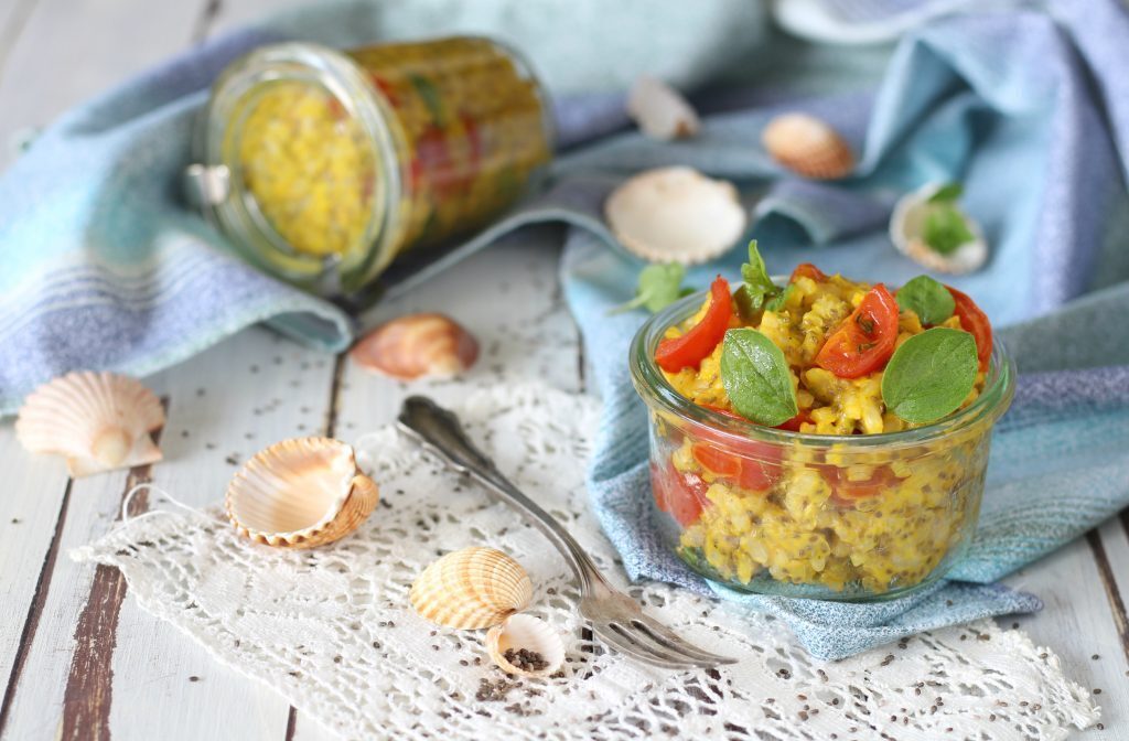 Riso integrale con peperoni pomodorini e chia