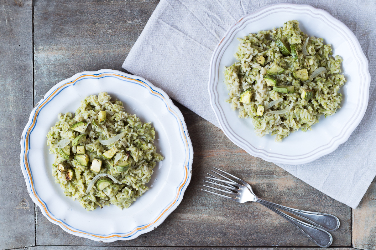 Riso integrale mantecato con crema di zucchine al basilico