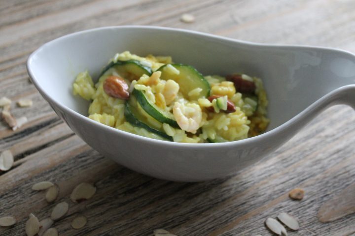 Riso jasmine al latte di cocco con zucchine, gamberetti e anacardi