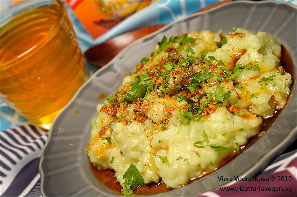 Riso khichu – snack serale gujarati a base di farina di riso