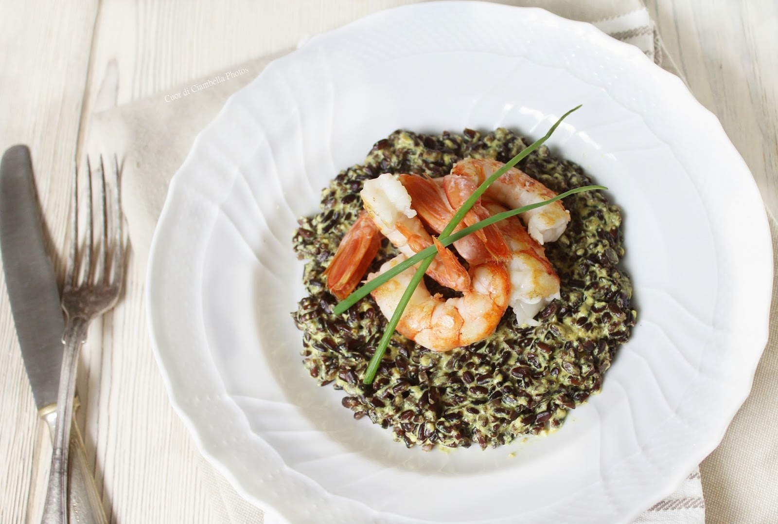 Riso nero integrale con crema leggera al curry e gamberoni saltati