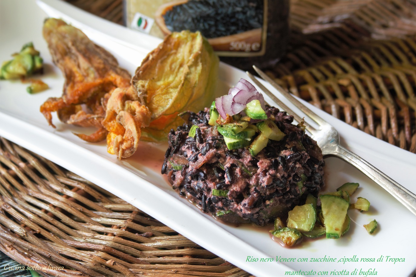 RISO NERO VENERE CON ZUCCHINE , FIORI CIPOLLA ROSSA DI TROPEA MANTECATO CON RICOTTA DI BUFALA