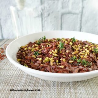 Riso rosso con caprino e granella di pistacchi
