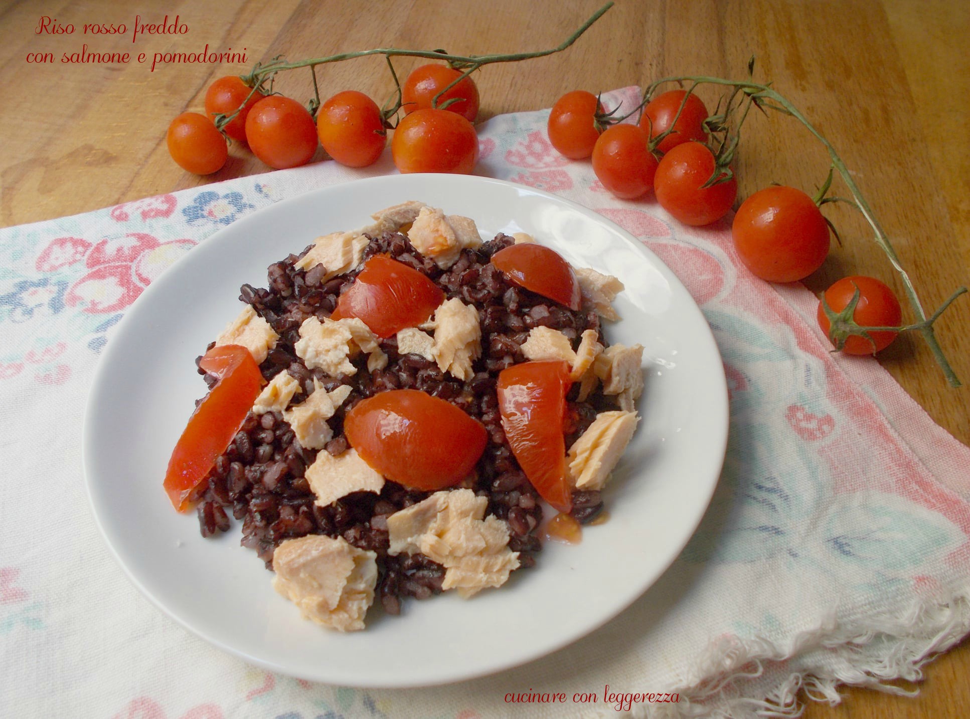 Riso rosso freddo con salmone e pomodorini