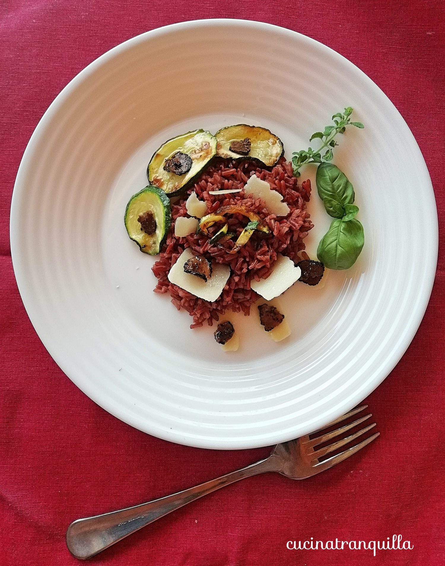 Riso rosso integrale con salsa al tartufo, zucchine e scaglie di grana