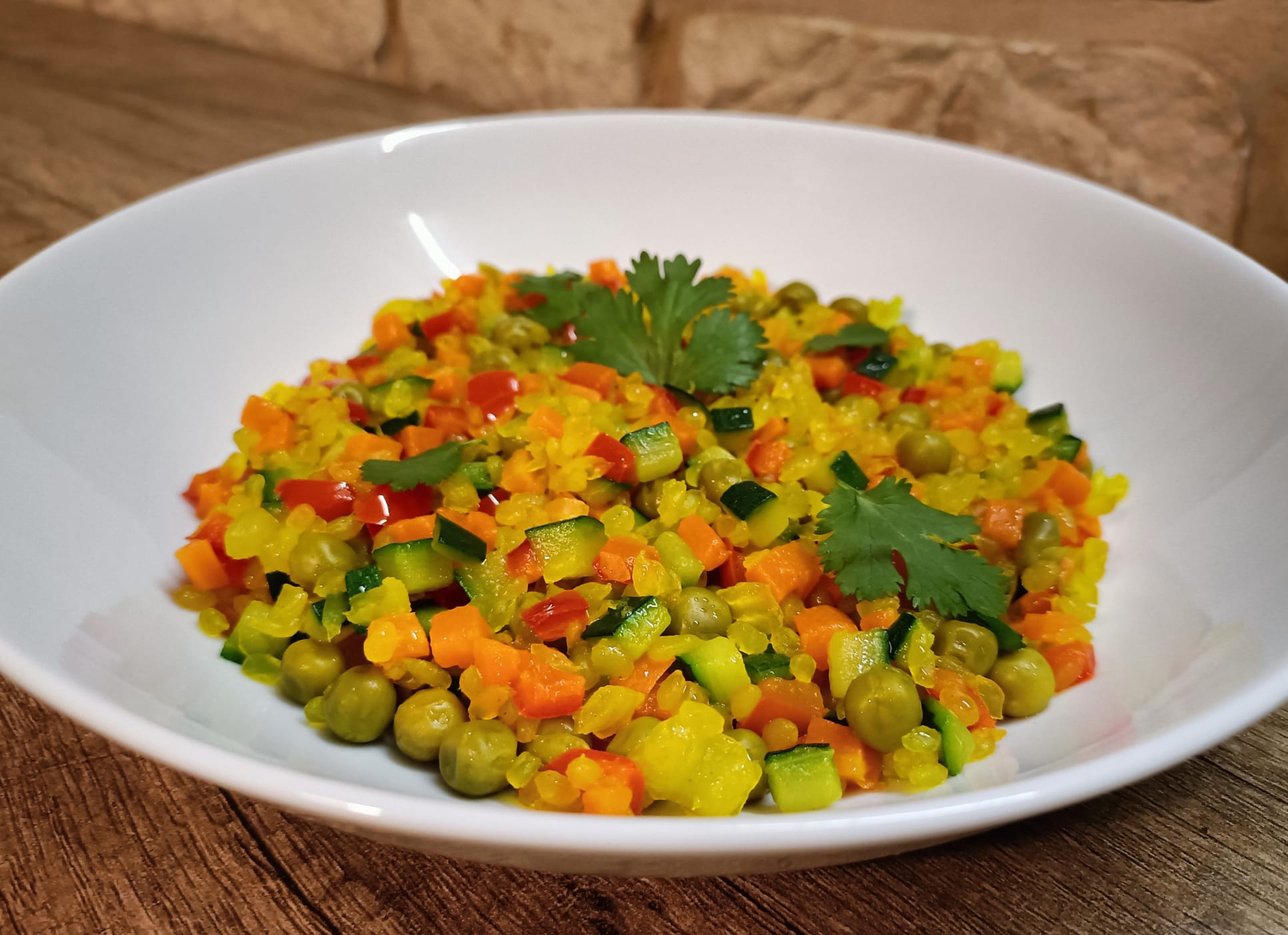 Riso shirataki con verdure, piselli e zafferano: ricetta fatta in casa