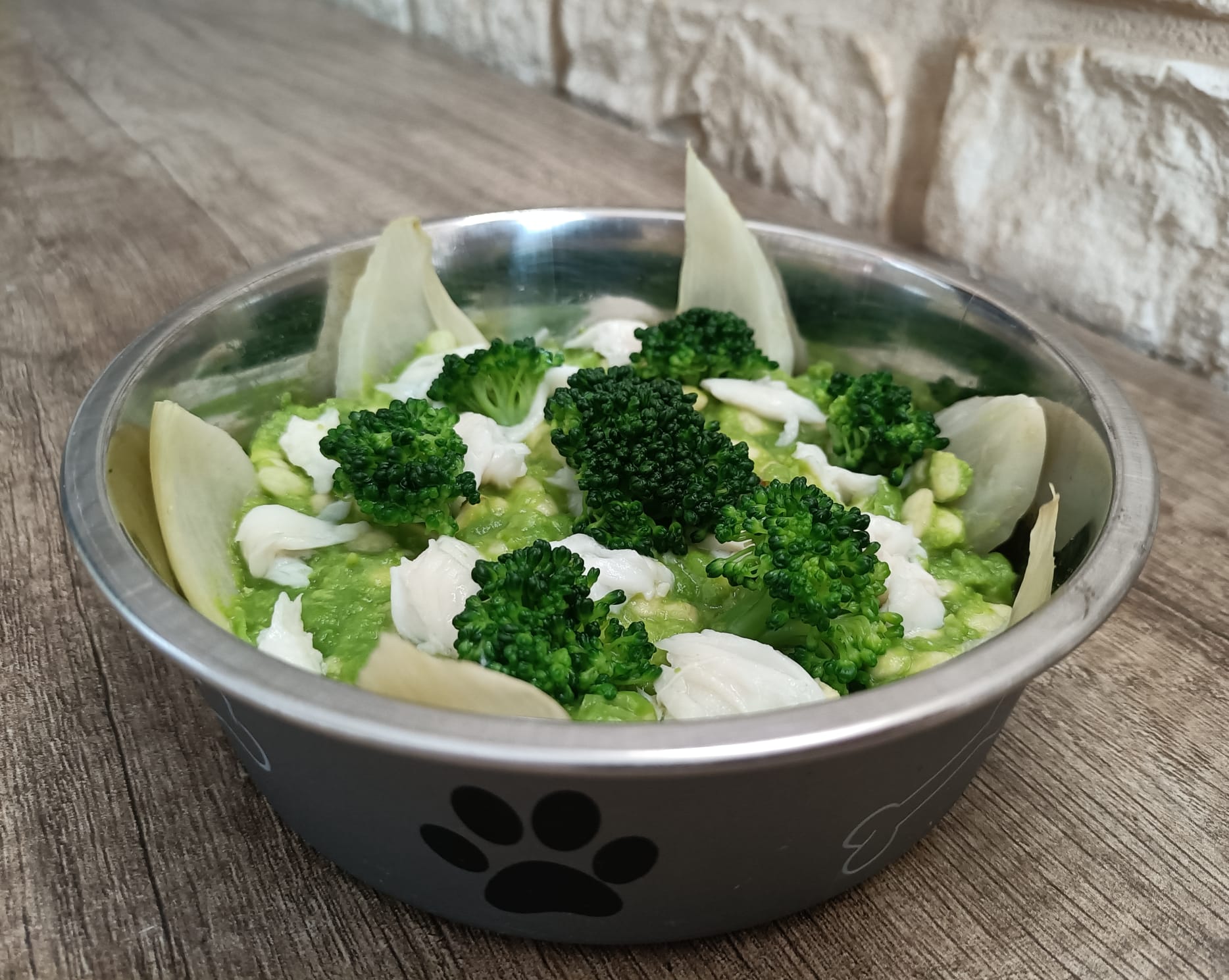 Riso soffiato per cani con crema di piselli, broccoli, platessa e petali di finocchio: ricetta versatile
