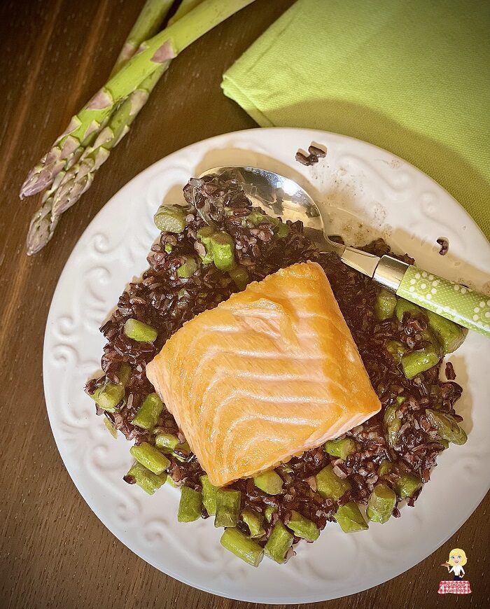 Riso venere con asparagi e salmone fresco