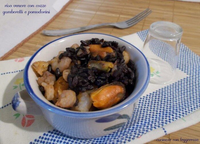 Riso venere con cozze gamberetti e pomodorini