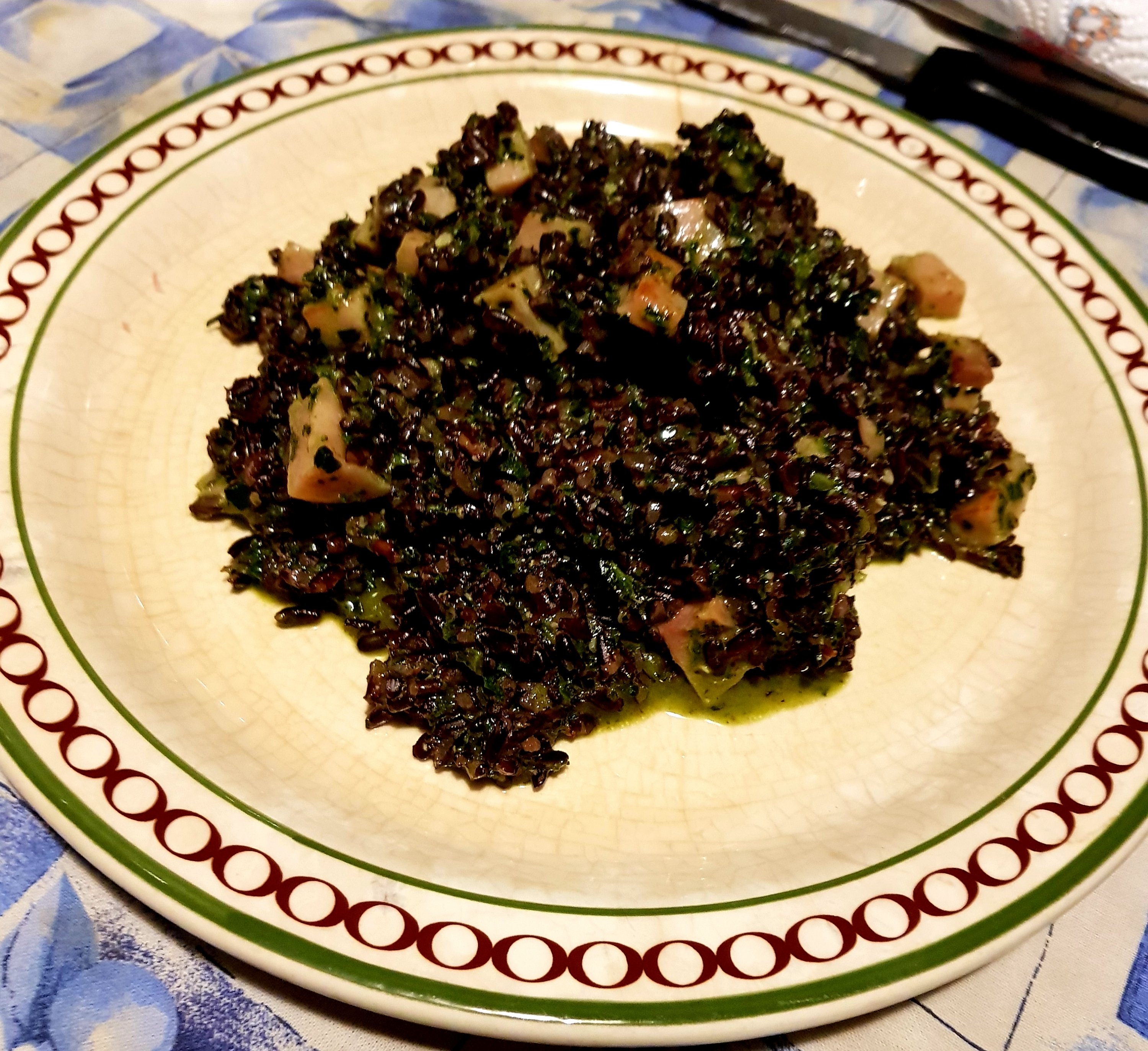 Riso venere con crema di cavolo nero e prosciutto