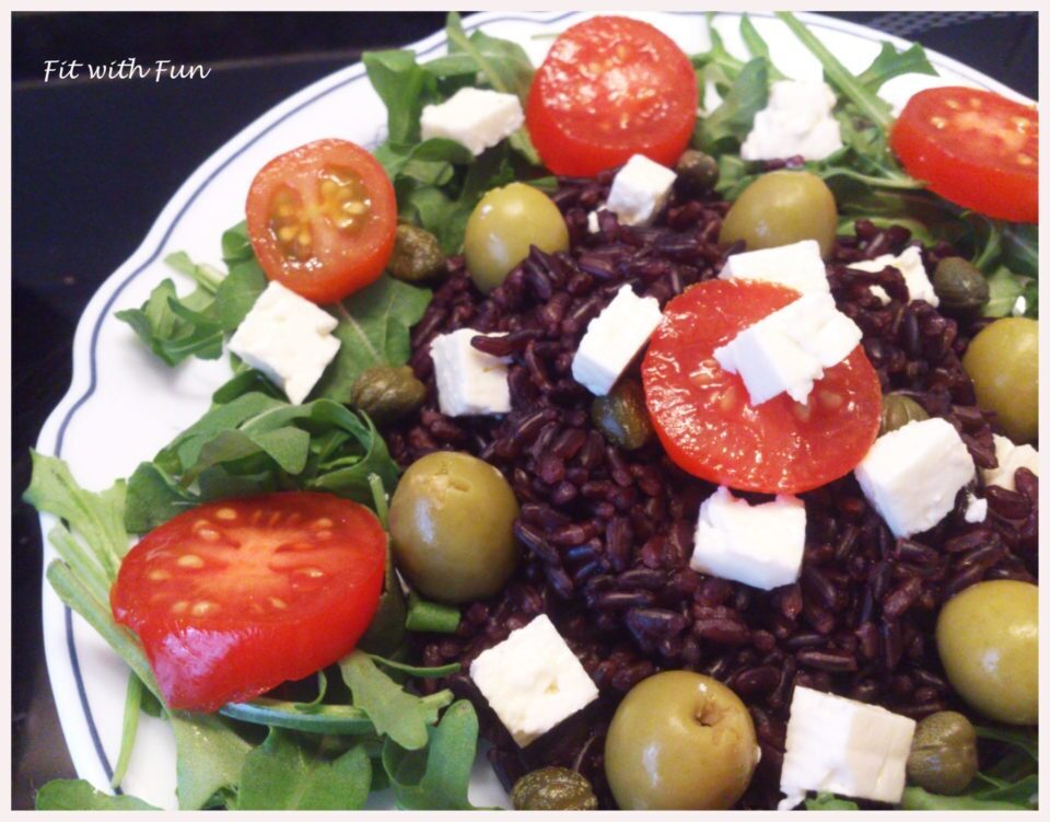 Riso venere con feta, pomodorini e olive