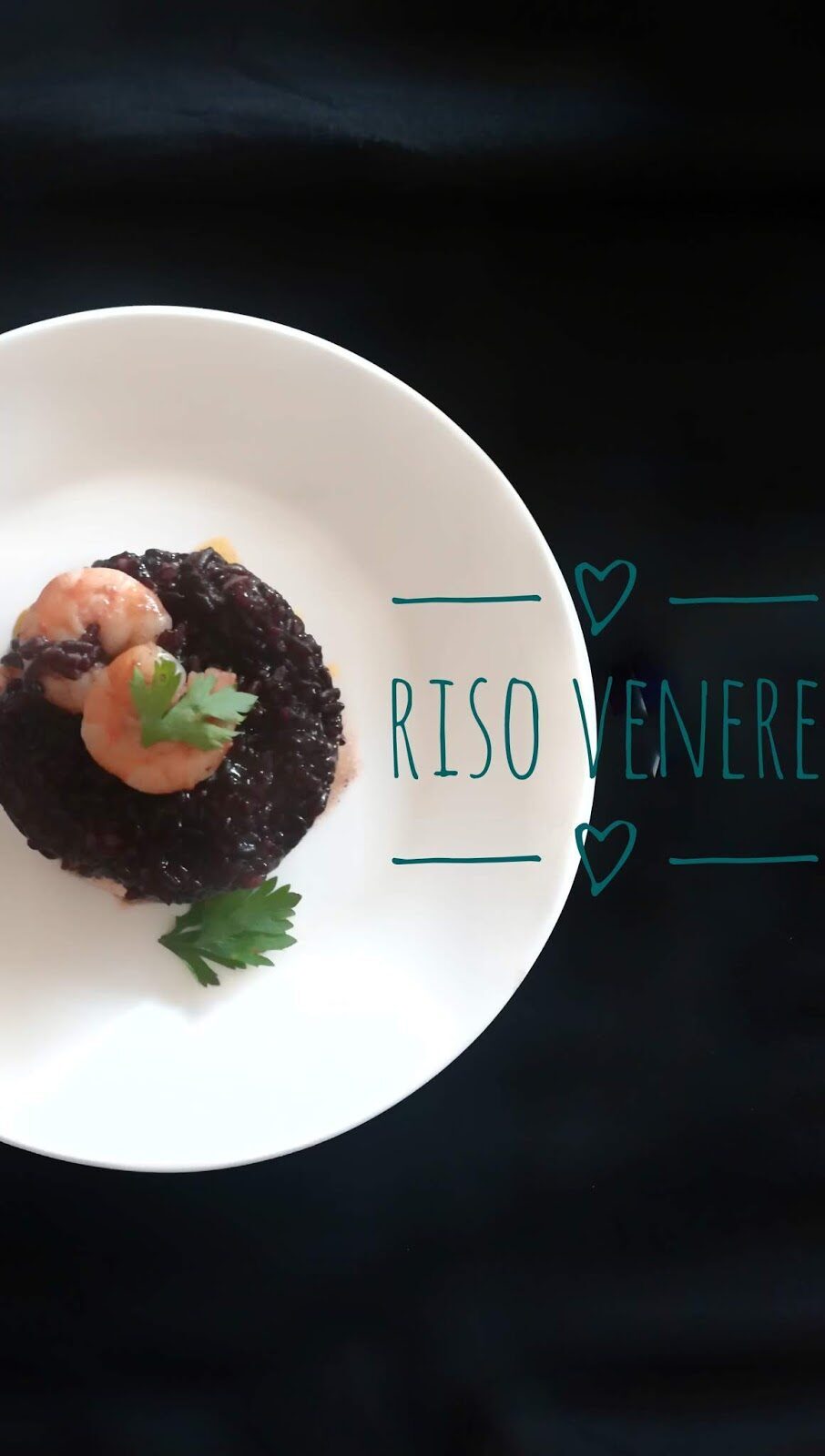 Riso venere con i gamberoni, il fascino di un piatto sensuale