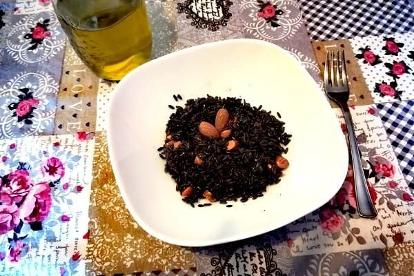 Riso venere con mandorle tostate: ricetta vegan e senza glutine facilissima