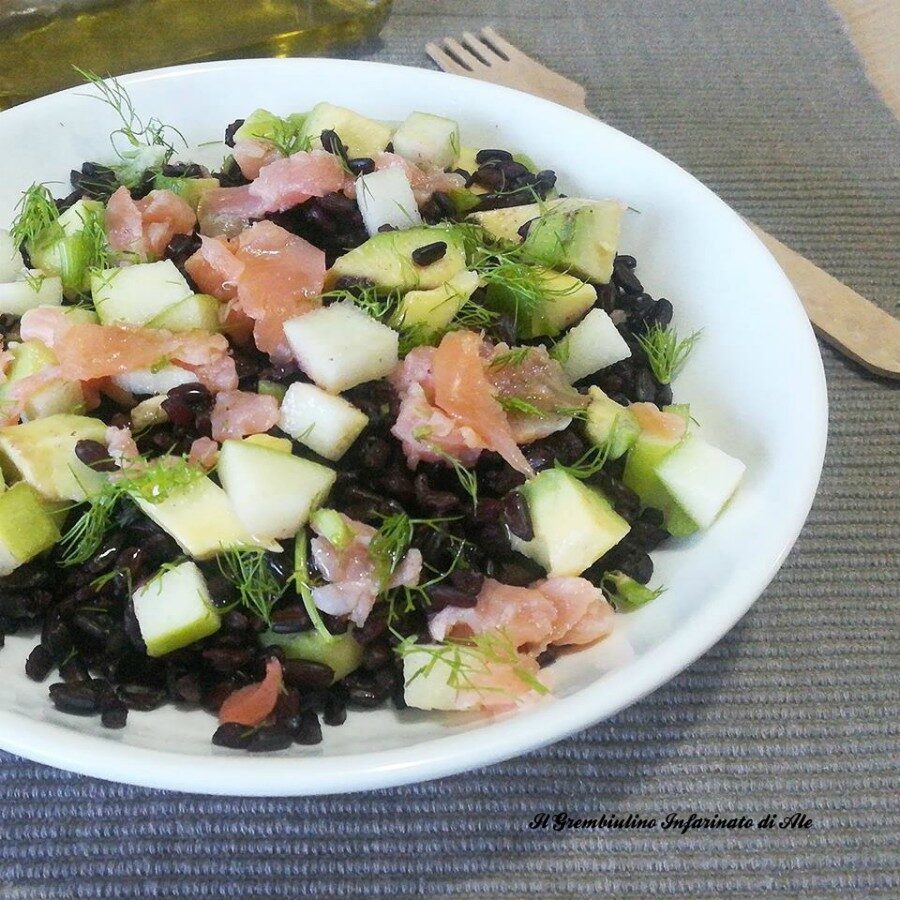 Riso venere con mela verde, avocado e salmone