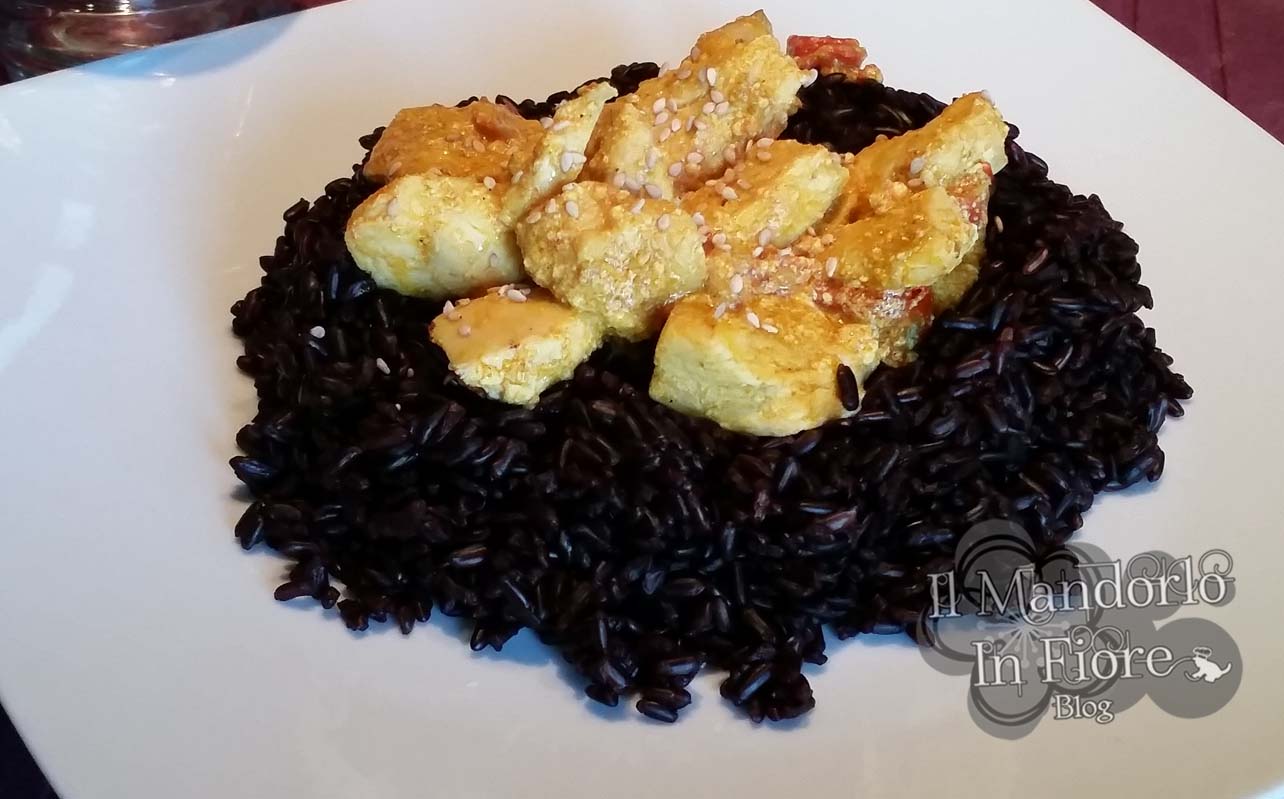 Riso venere con pollo al curry e sesamo
