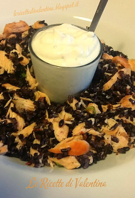 Riso venere con salmone al vapore e crema allo yogurt e aneto