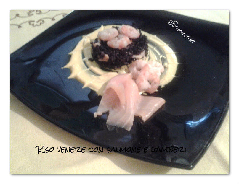 Riso venere con salmone e gamberi