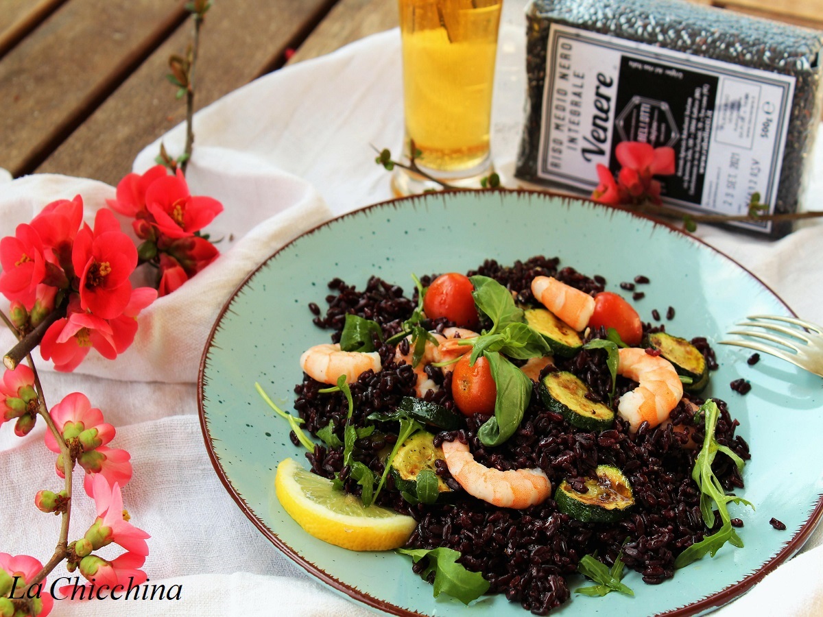 Riso venere integrale con gamberetti, zucchine e rucola