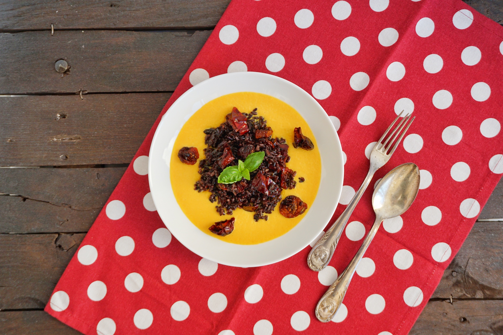 Riso venere su crema di zucca alla curcuma